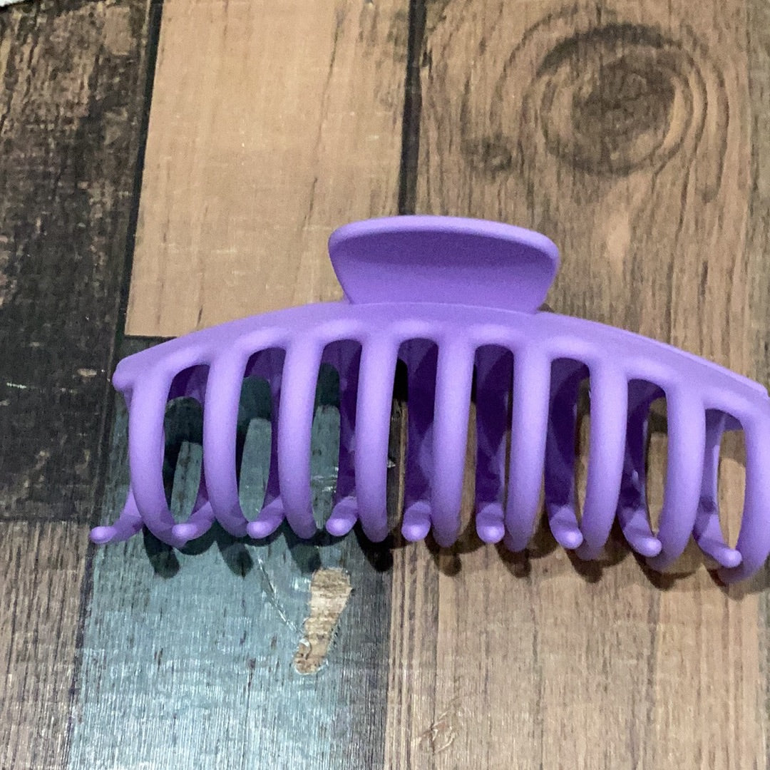 Large, rounded hair claw; Purple