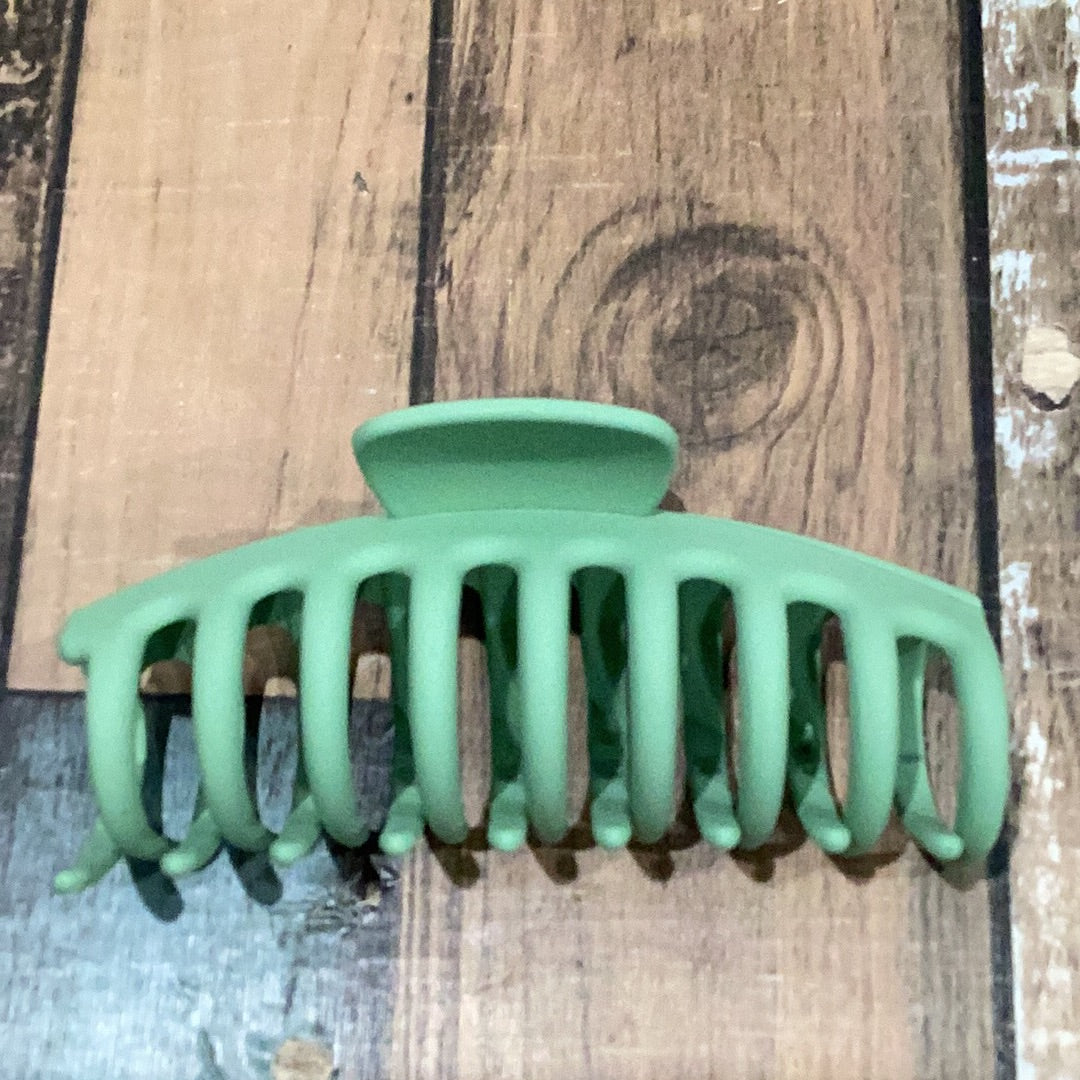 Large, rounded hair claw; Pistachio