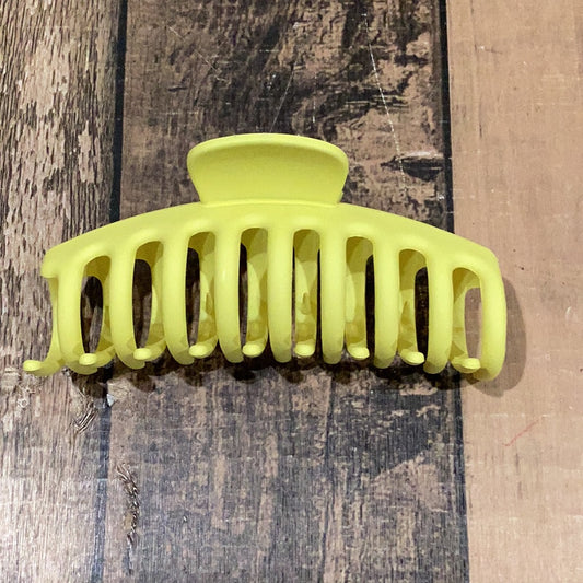 Large, rounded hair claw; Yellow